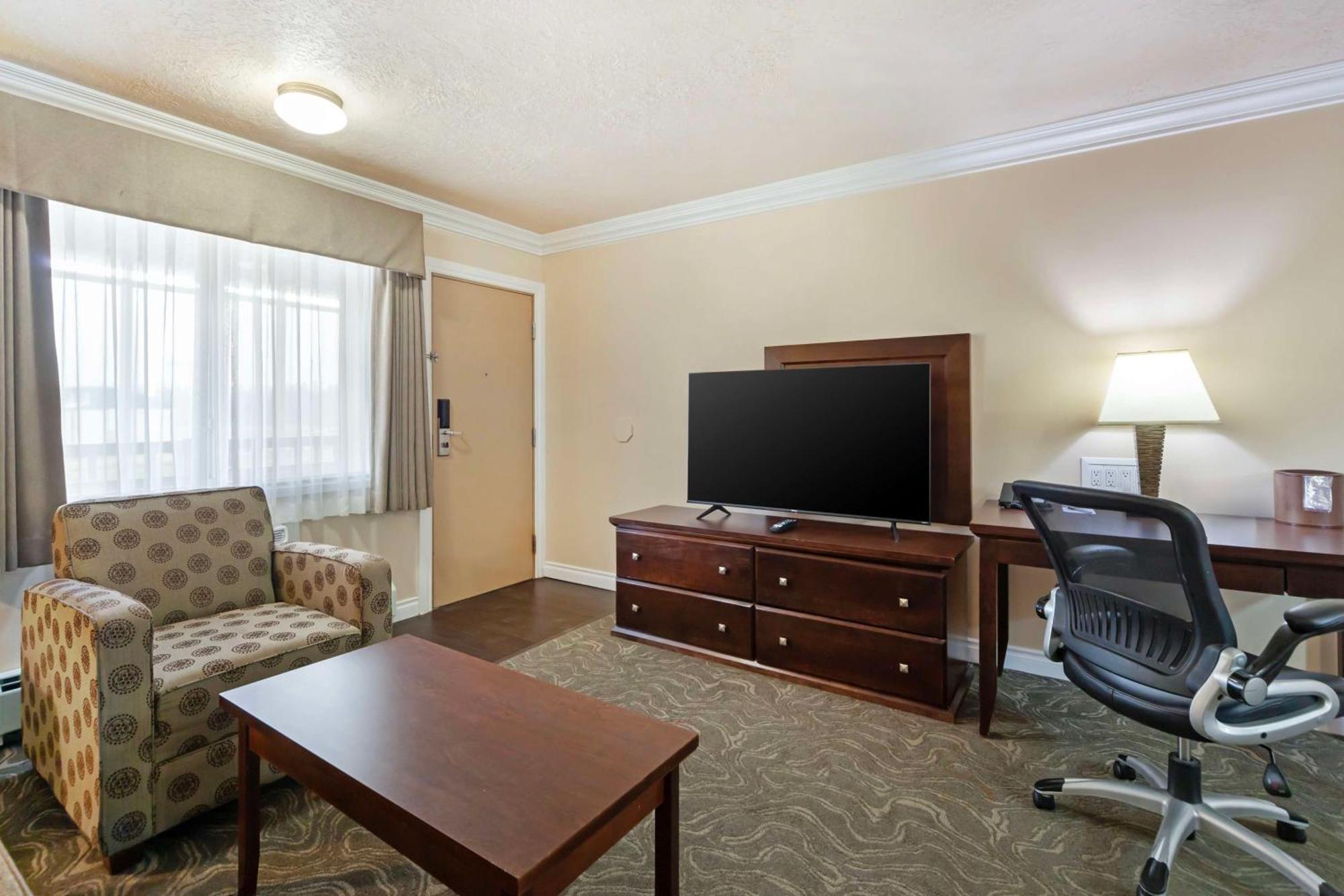 Best Western Plus Mirage Hotel And Resort High Level Exterior photo